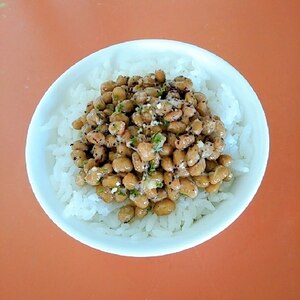 簡単⭐ゆかりのふりかけ入り納豆ご飯